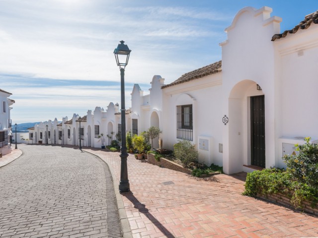 3 Bedrooms Townhouse in Casares