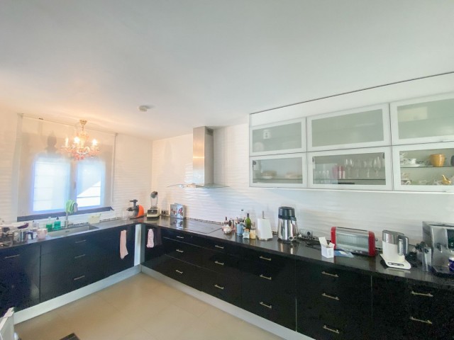 5 Bedrooms Villa in Estepona