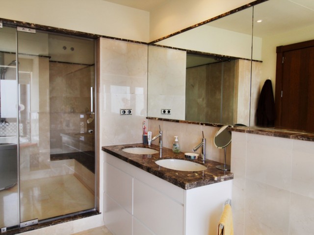 5 Bedrooms Villa in Benahavís