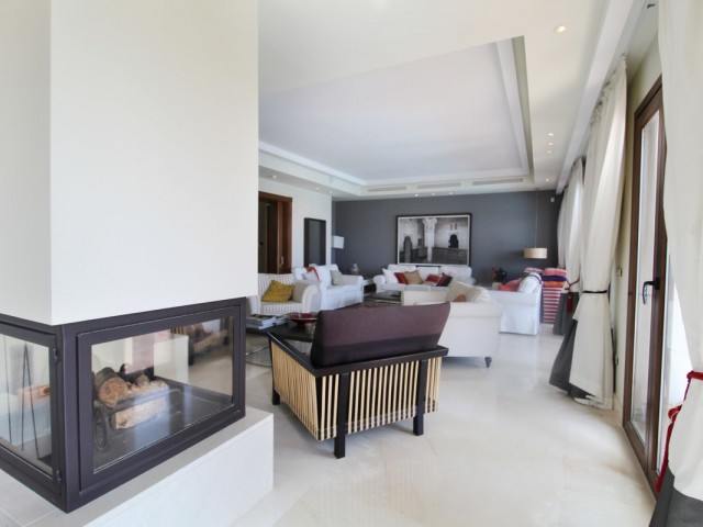 5 Bedrooms Villa in Benahavís