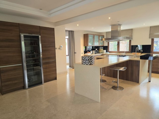 6 Bedrooms Villa in Marbella