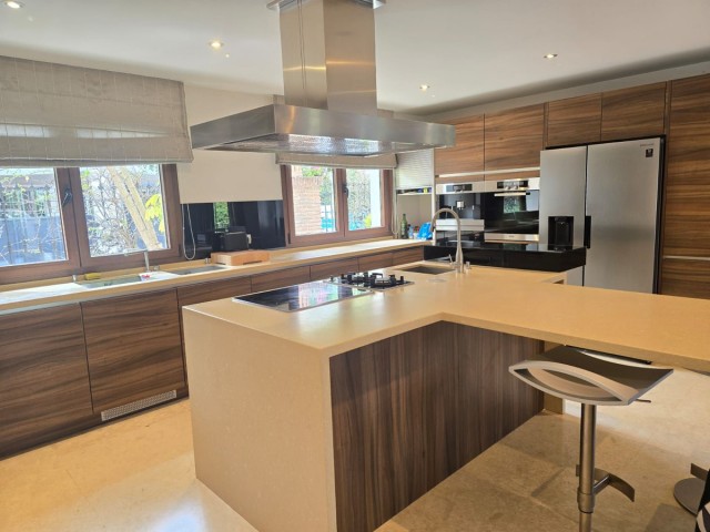 6 Bedrooms Villa in Marbella