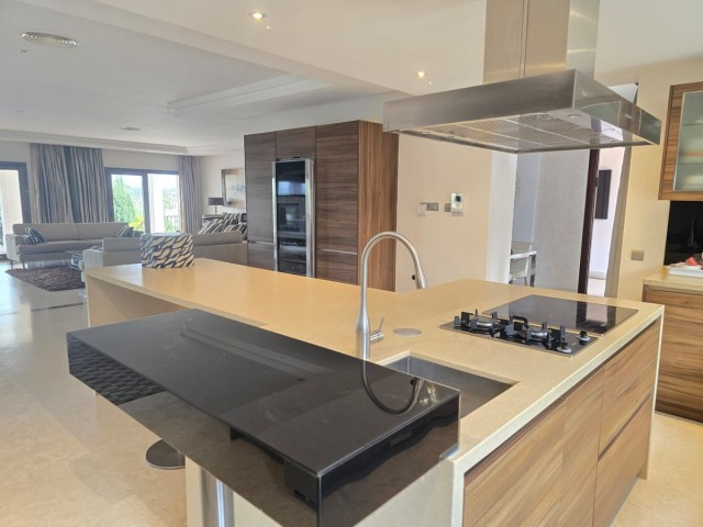 6 Bedrooms Villa in Marbella