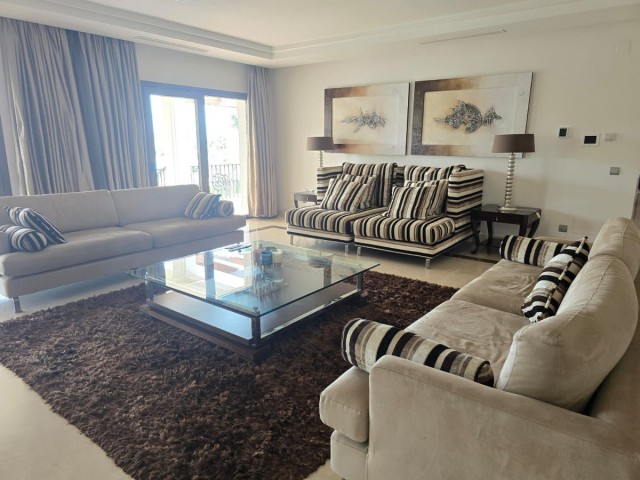 6 Bedrooms Villa in Marbella