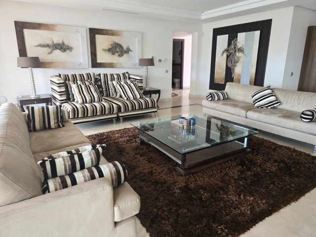 6 Bedrooms Villa in Marbella