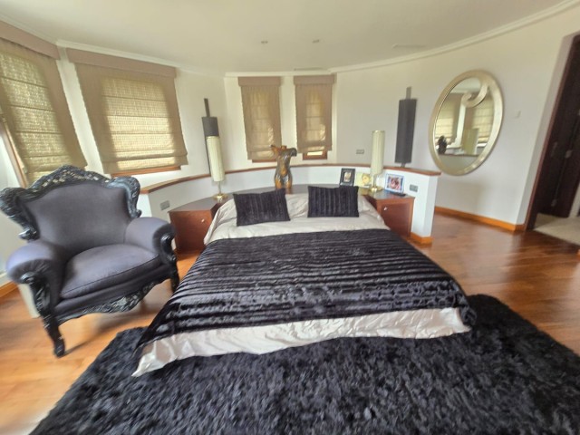 6 Bedrooms Villa in Marbella