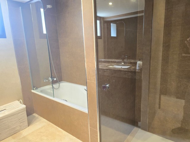 6 Bedrooms Villa in Marbella