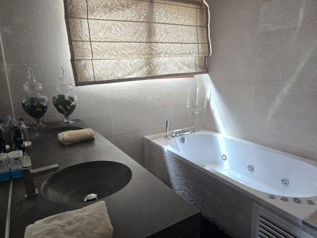 6 Bedrooms Villa in Marbella