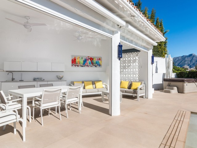 4 Bedrooms Villa in Benahavís