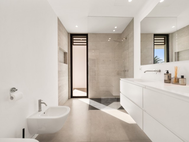 5 Bedrooms Villa in New Golden Mile