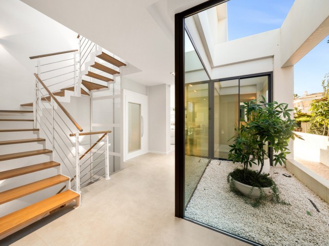 5 Soveroms Villa i New Golden Mile