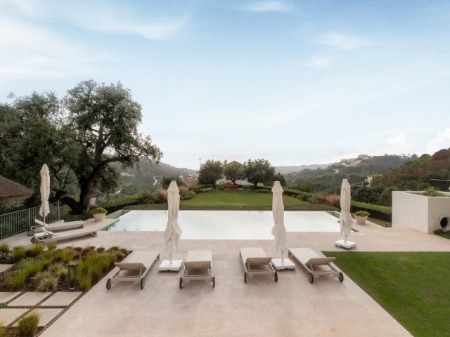 5 Bedrooms Villa in Benahavís