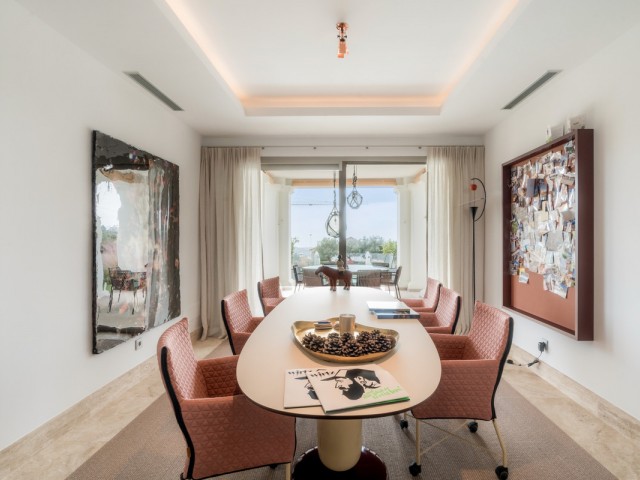 5 Bedrooms Villa in Benahavís