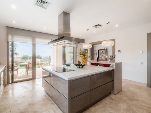 5 Bedrooms Villa in Benahavís