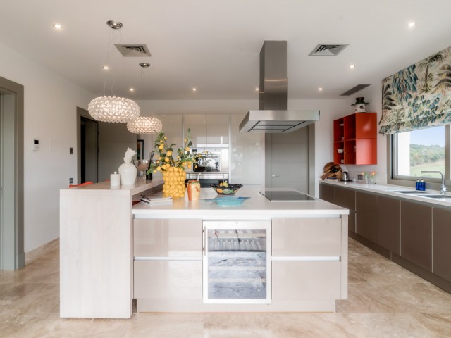 5 Bedrooms Villa in Benahavís