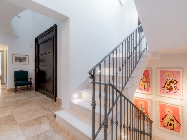 5 Bedrooms Villa in Benahavís