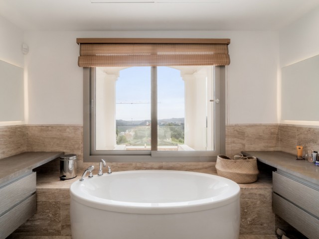 5 Bedrooms Villa in Benahavís