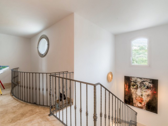 5 Bedrooms Villa in Benahavís