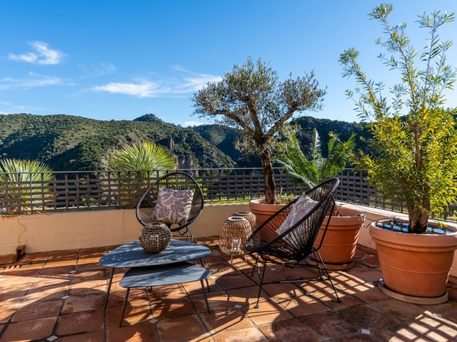 Adosado con 4 Dormitorios  en Benahavís