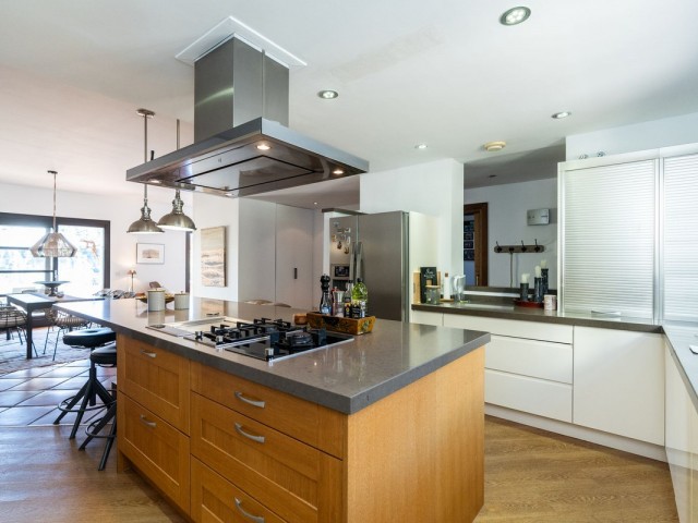 Adosado con 4 Dormitorios  en Benahavís