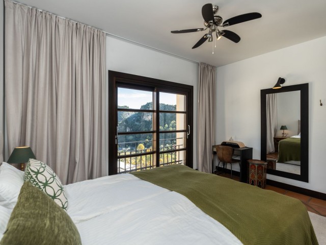 Adosado con 4 Dormitorios  en Benahavís