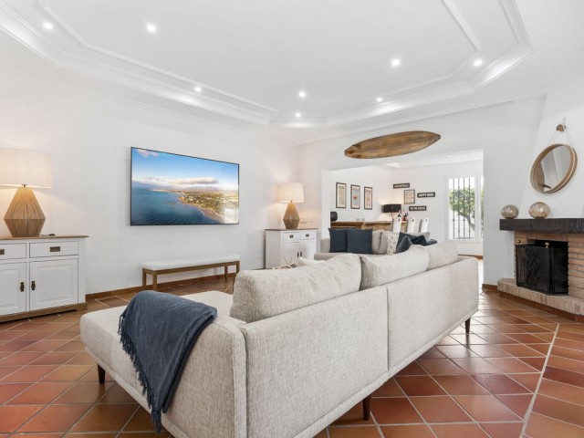 Villa con 5 Dormitorios  en Las Chapas