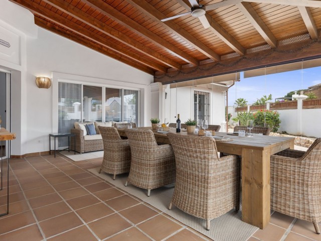 Villa con 5 Dormitorios  en Las Chapas