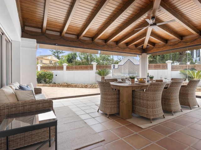 Villa con 5 Dormitorios  en Las Chapas