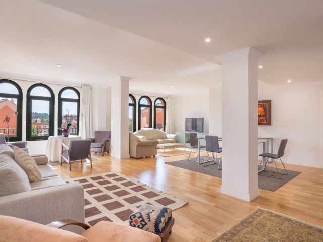 Apartamento con 4 Dormitorios  en Elviria