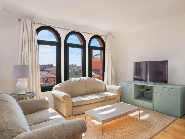 Apartamento con 4 Dormitorios  en Elviria