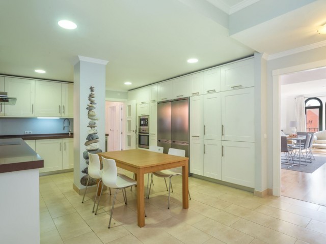 Apartamento con 4 Dormitorios  en Elviria