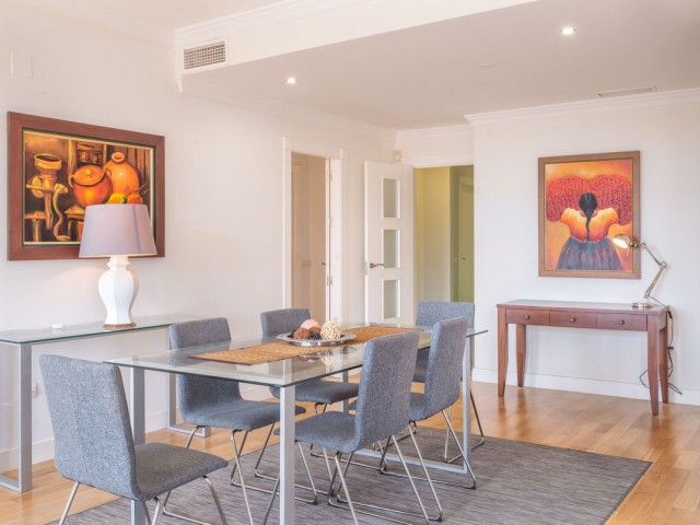 Apartamento con 4 Dormitorios  en Elviria