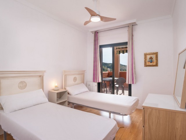 Apartamento con 4 Dormitorios  en Elviria