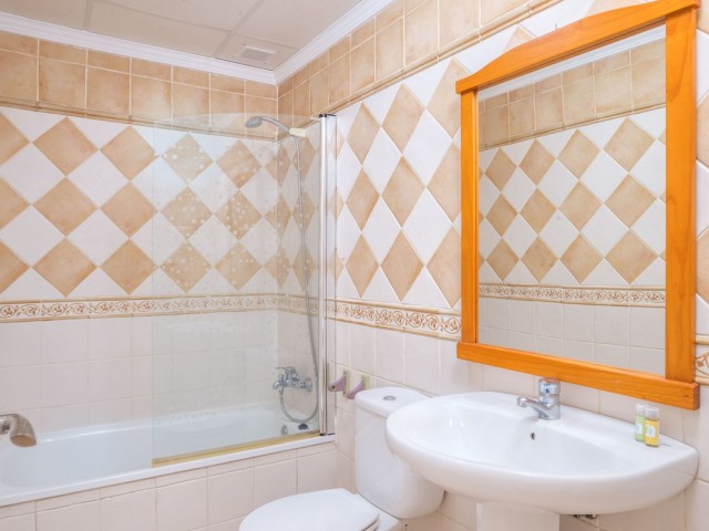 Apartamento con 4 Dormitorios  en Elviria