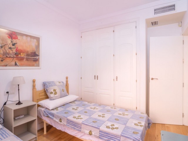 Apartamento con 4 Dormitorios  en Elviria