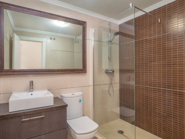 Apartamento con 4 Dormitorios  en Elviria