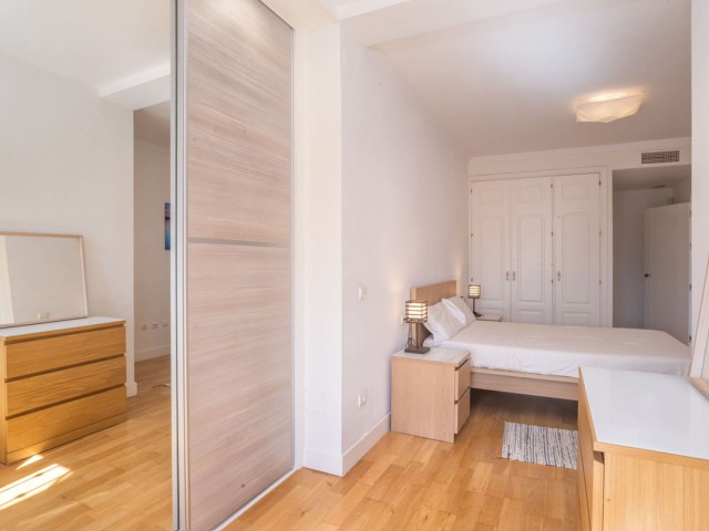 Apartamento con 4 Dormitorios  en Elviria