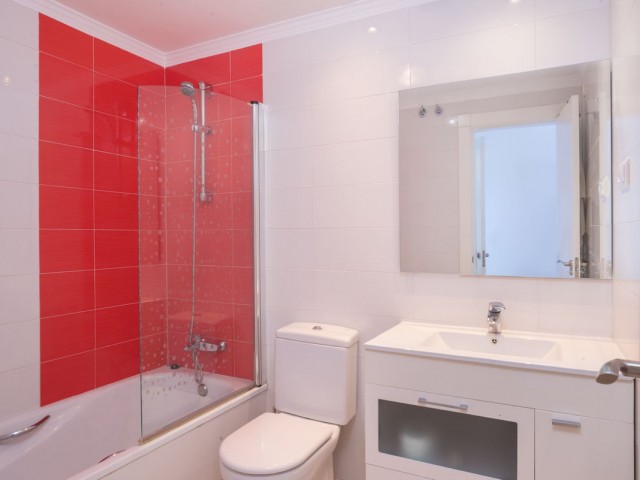 Apartamento con 4 Dormitorios  en Elviria