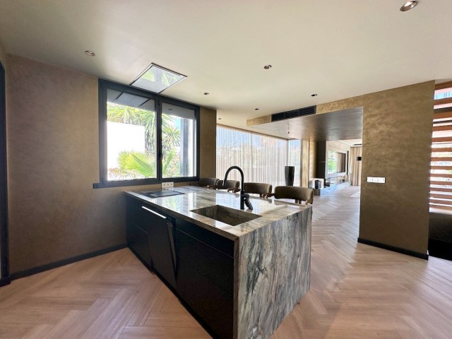 4 Bedrooms Villa in Estepona