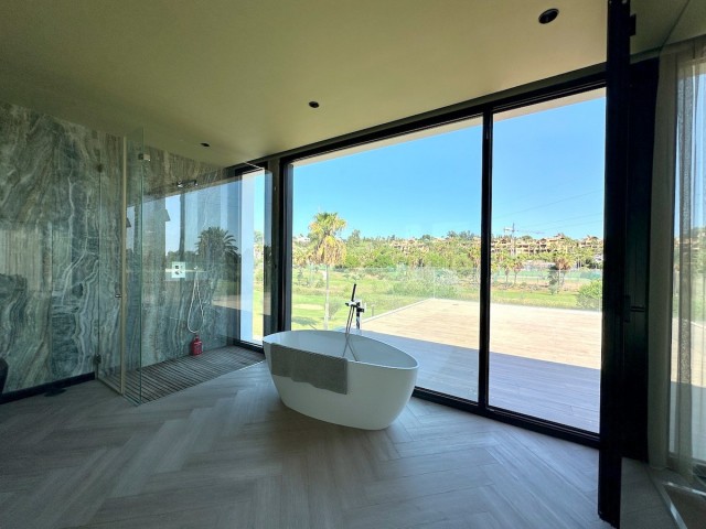 4 Bedrooms Villa in Estepona