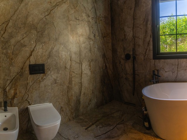 5 Bedrooms Villa in Mijas