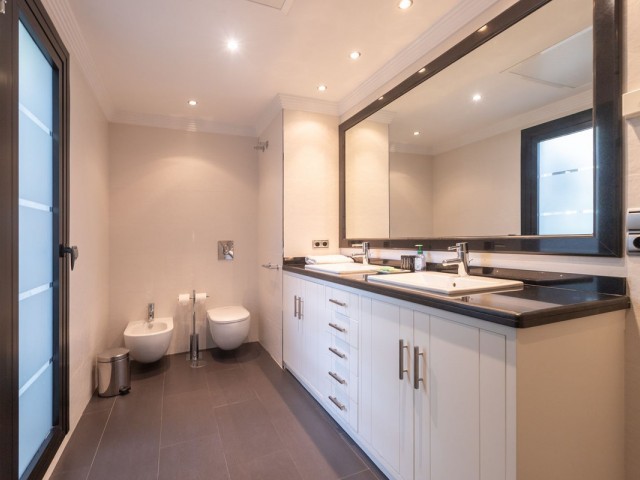 Apartamento con 3 Dormitorios  en Elviria