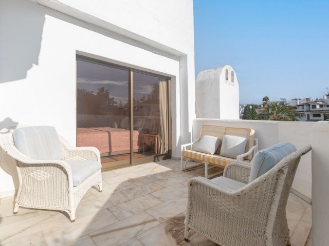 Apartamento con 3 Dormitorios  en Elviria