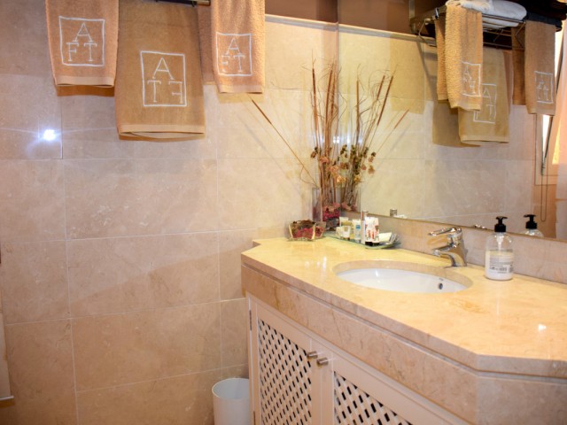 Apartamento con 3 Dormitorios  en Río Real