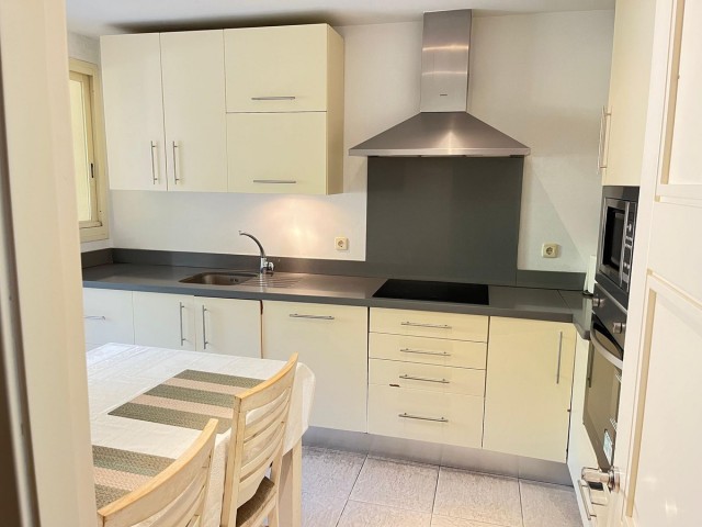 Apartamento con 3 Dormitorios  en Río Real