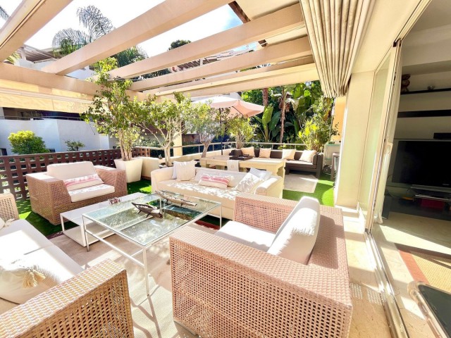 Apartamento con 3 Dormitorios  en Río Real