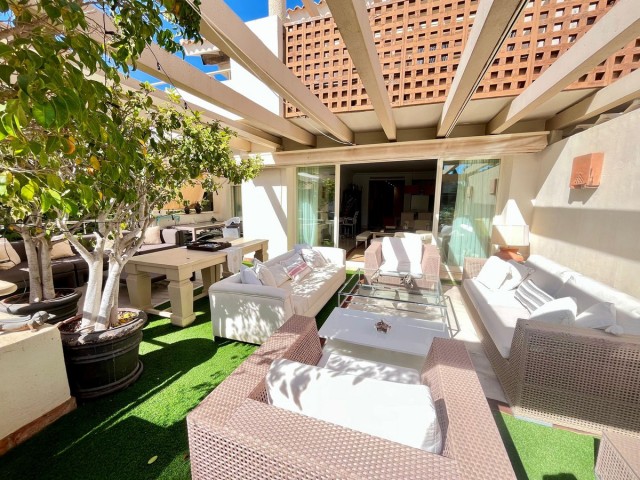 Apartamento con 3 Dormitorios  en Río Real