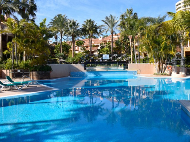 Apartamento con 3 Dormitorios  en Río Real