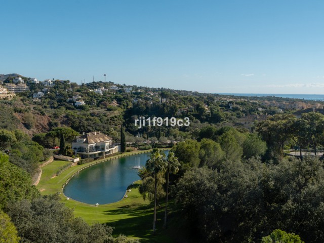 Apartamento con 3 Dormitorios  en Elviria