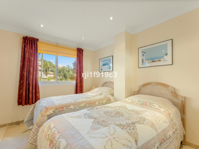 Apartamento con 3 Dormitorios  en Elviria